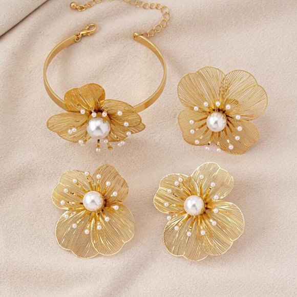 New three piece ring bracelet and earrings set - Picture 4 of 5